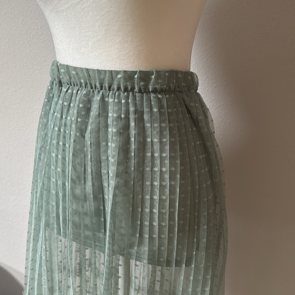 H&M Divided Women’s Sage Green Mesh Midi Skirt Polka Dot Floral Size U.S. 6 - Picture 2 of 5